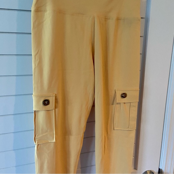 Yellow Leggings With Pockets NWOT Size M - Picture 2 of 5
